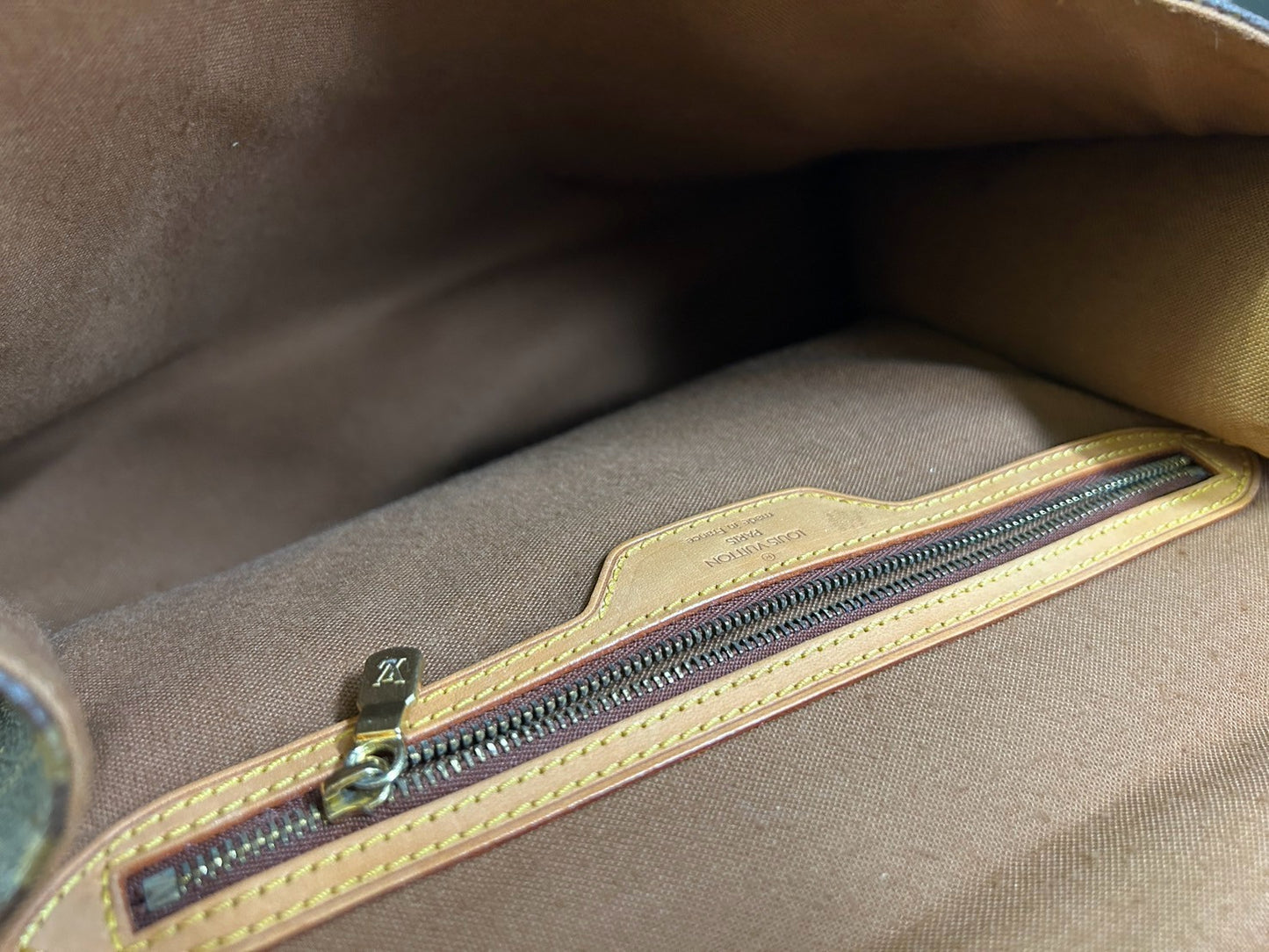 Louis Vuitton hund bag Monogram M51121