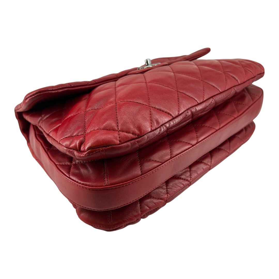CHANEL Shoulder bag in red matelassé lambskin