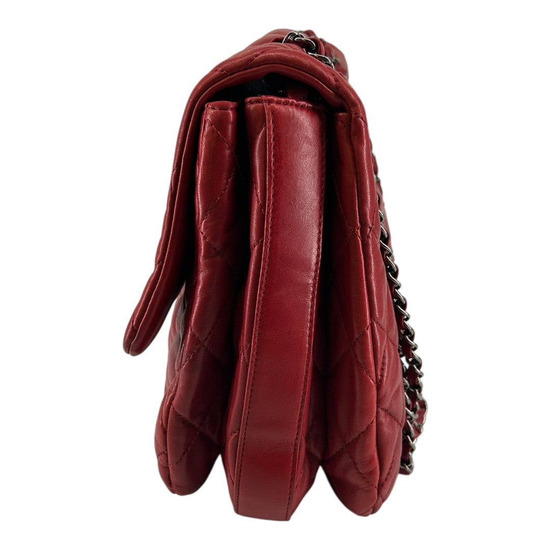 CHANEL Shoulder bag in red matelassé lambskin