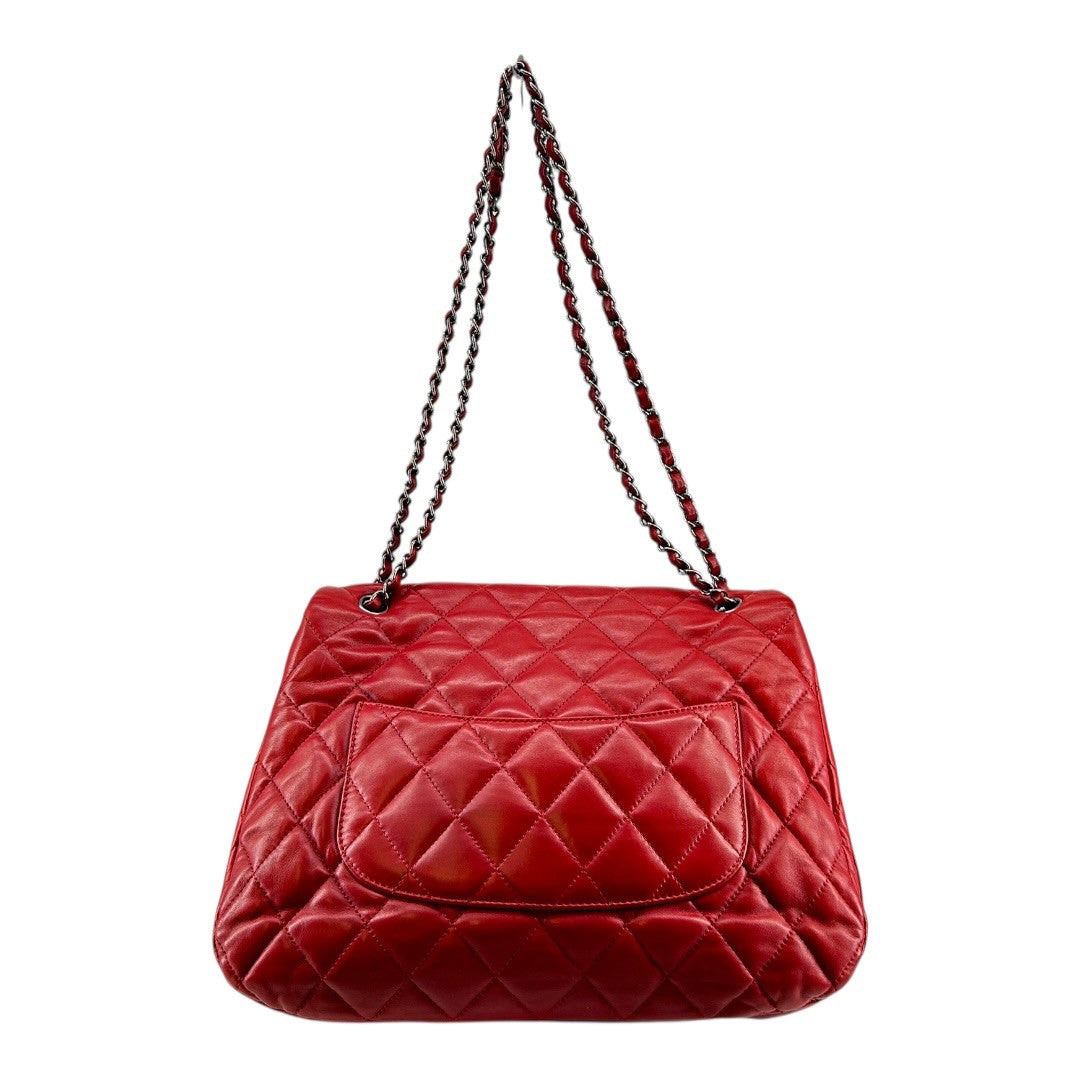 CHANEL Shoulder bag in red matelassé lambskin