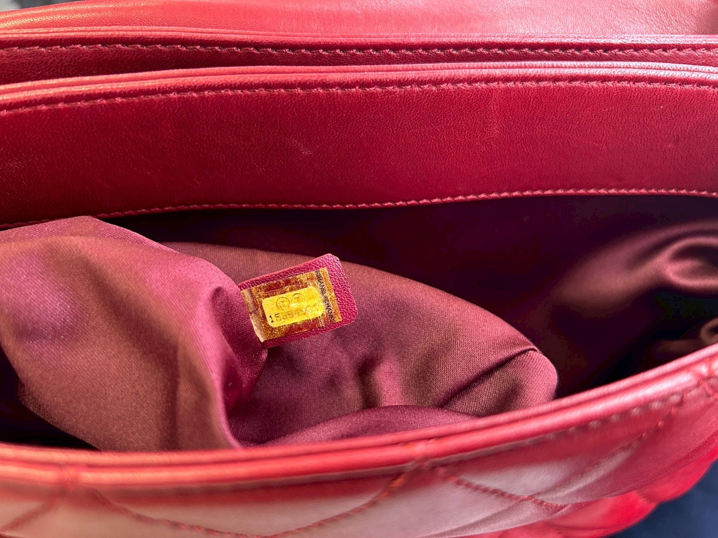 CHANEL Shoulder bag in red matelassé lambskin