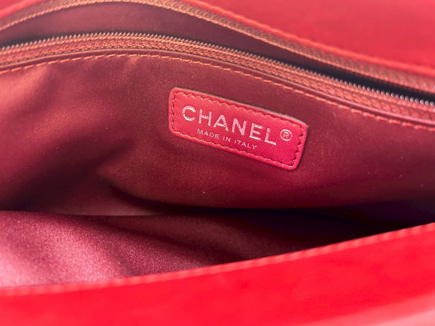 CHANEL Shoulder bag in red matelassé lambskin
