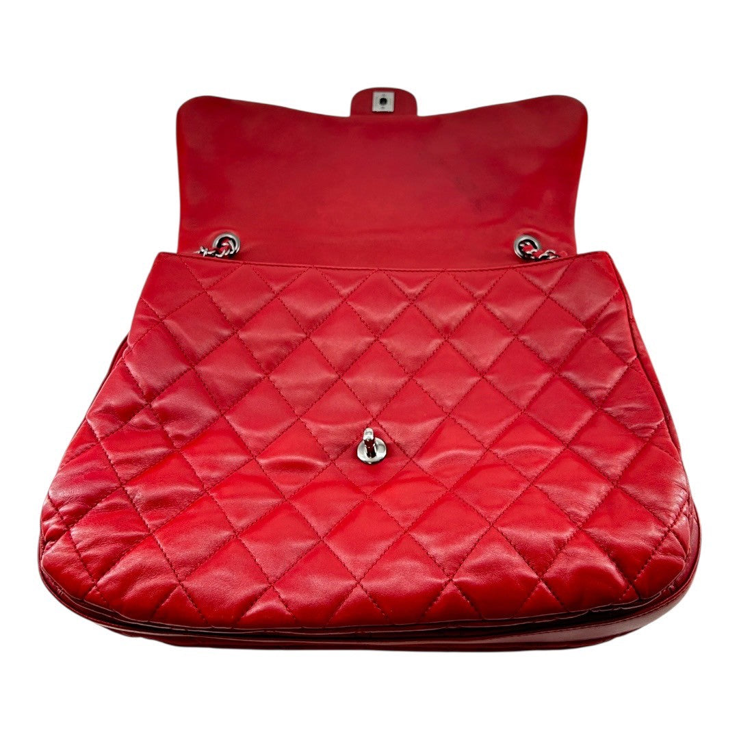 CHANEL Shoulder bag in red matelassé lambskin