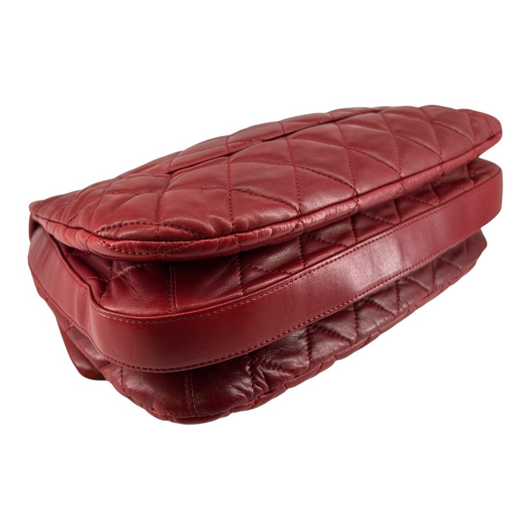 CHANEL Shoulder bag in red matelassé lambskin