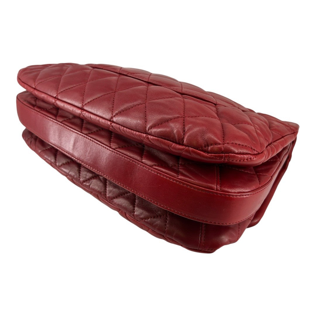 CHANEL Shoulder bag in red matelassé lambskin