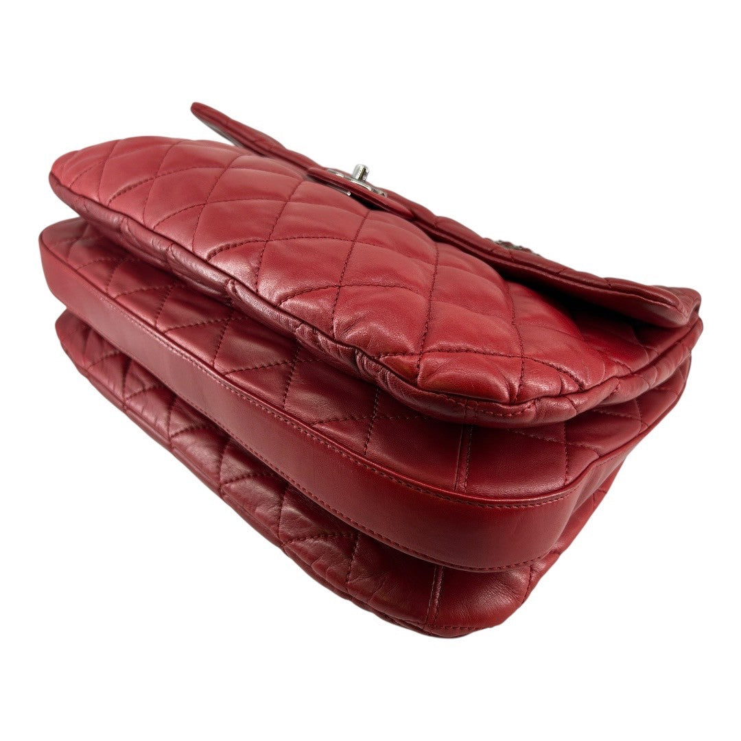 CHANEL Shoulder bag in red matelassé lambskin