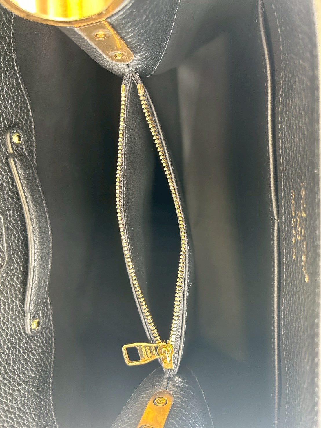 Louis Vuitton Women's 2-way shoulder bag Capucines MM