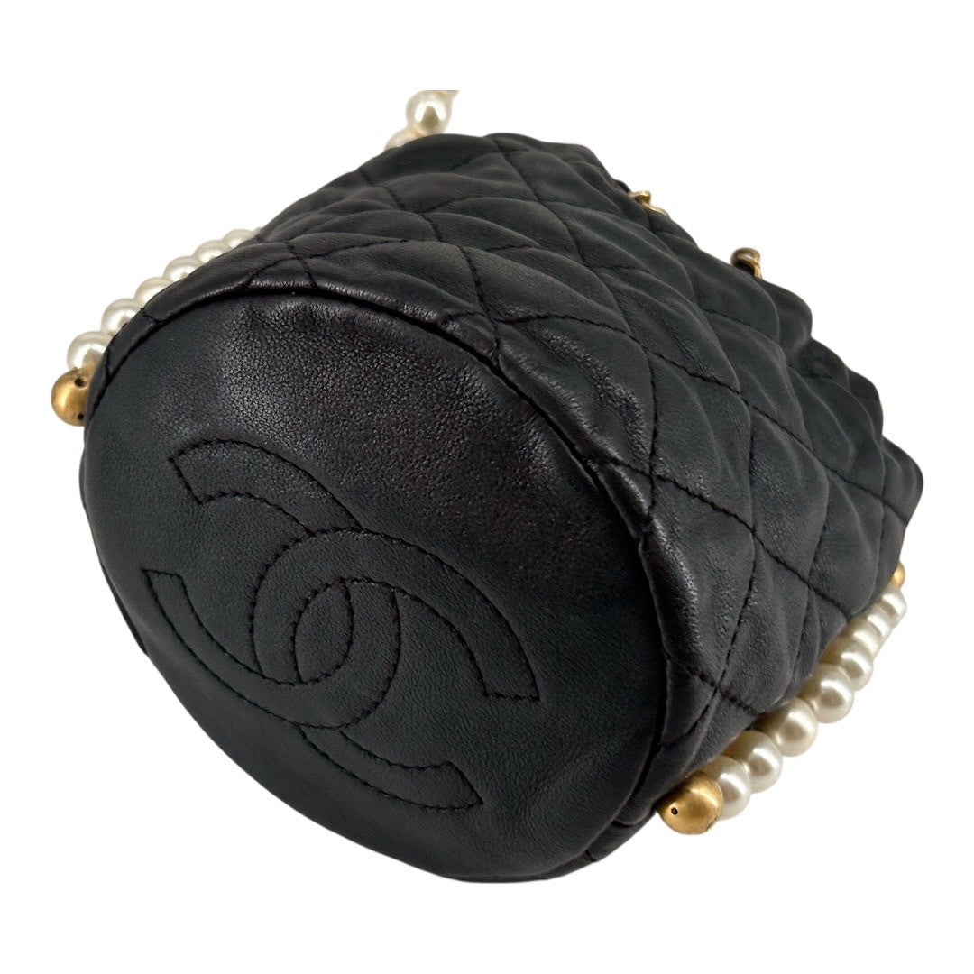 CHANEL Drawstring shoulder bag with chain shoulder strap in lambskin