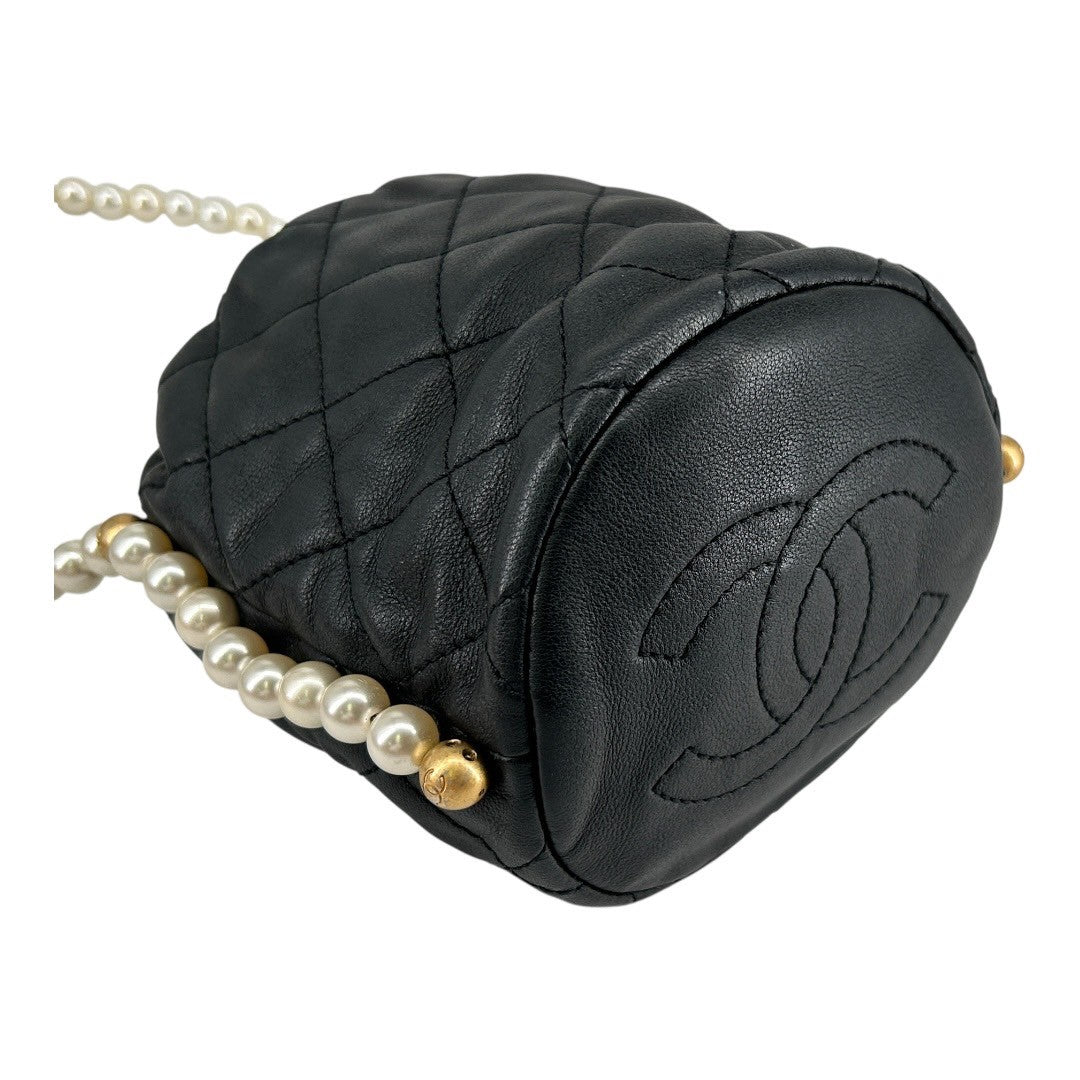 CHANEL Drawstring shoulder bag with chain shoulder strap in lambskin