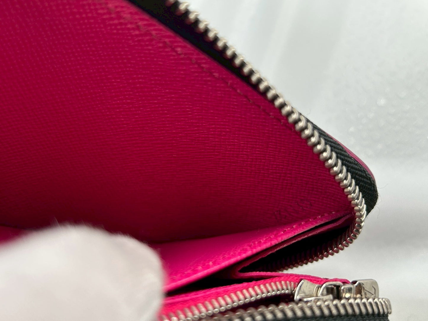 Louis Vuitton wallet Noir Hot Pink