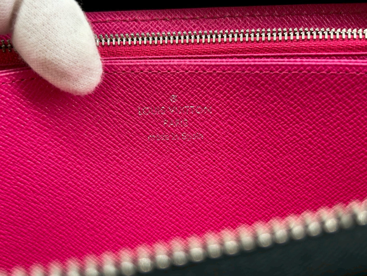 Louis Vuitton wallet Noir Hot Pink