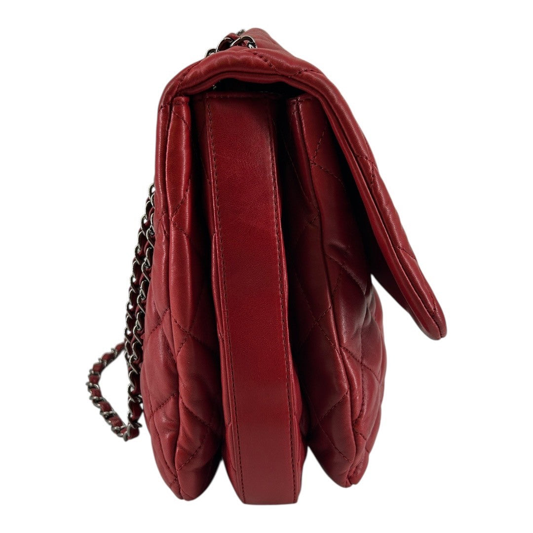 CHANEL  Shoulder bag in red matelassé lambskin