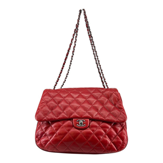 CHANEL  Shoulder bag in red matelassé lambskin