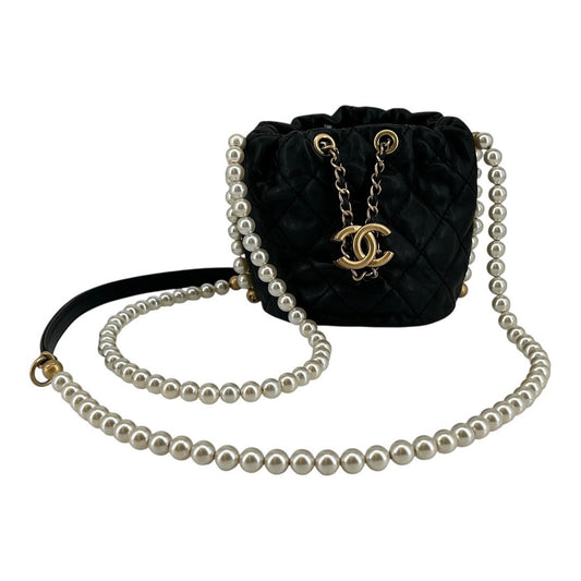 CHANEL　Drawstring shoulder bag with chain shoulder strap in lambskin